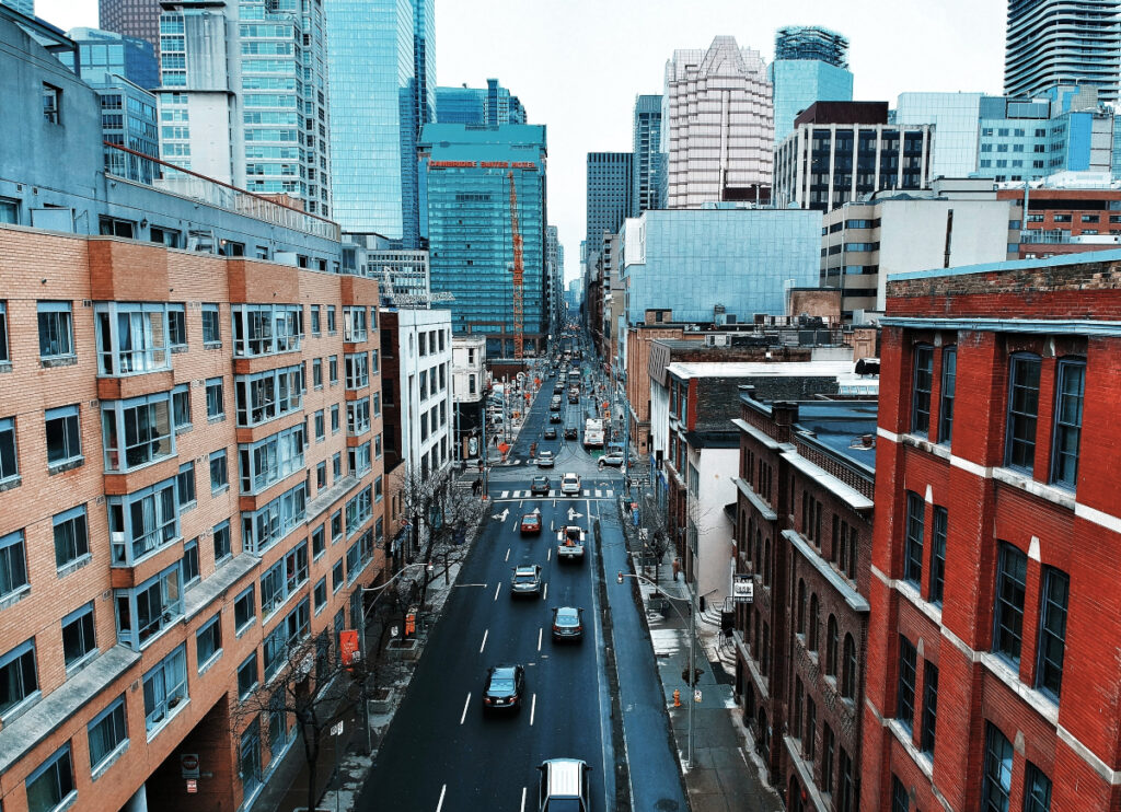 el transporte público en Toronto se compone de buses y metro